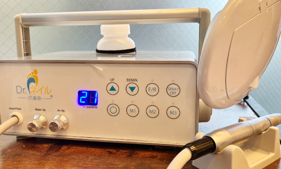 専用マシンで角質を削る